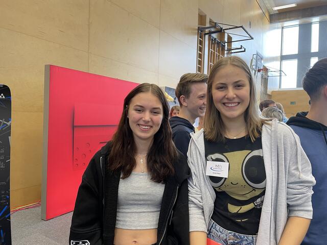 Laura Ogrodnik und Sarah Mayr haben sich gerade bei den Unternehmen "Fill" und "Today Experts" informiert. | Foto: BRS