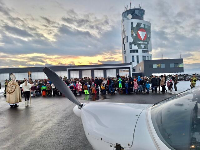 108 Kinder der Heeresbediensteten und örtlicher Vereine wurden im Fliegerhorst Hinterstoisser in Zeltweg durch den „Fliegenden Nikolaus" beschenkt.