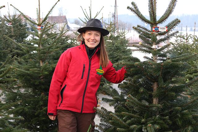 Die steirische Christbaumprinzessin Martina Strohmeier in ihrem Element. Bei Pflanzen fühlt sie sich am wohlsten - egal ob groß oder klein. | Foto: Löschnig