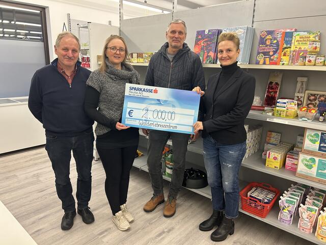 Scheckübergabe von Josef Walch (li) und Carolin Klughammer (re) vom Walderlebniszentrum an Andrea Kerber und Martin Storf vom Paulusladen. | Foto: WEZ