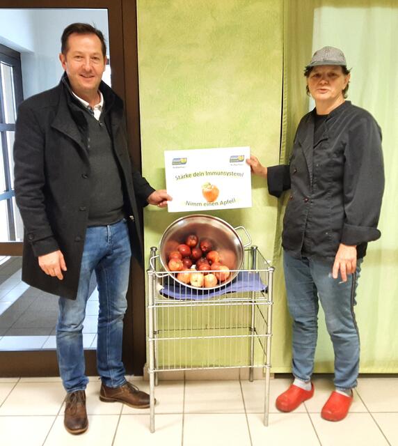 Roßleithens Bürgermeister und Arbeitskreisleiter Kurt Pawluk mit Schulköchin Susi Huemer

 | Foto: Gesunde Gemeinde Roßleithen