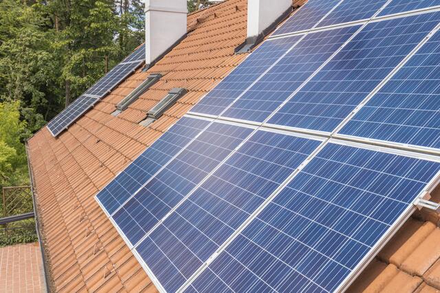 Symbolbild: drei Gebäude werden mit PV-Anlagen versehen. | Foto: Wurnig