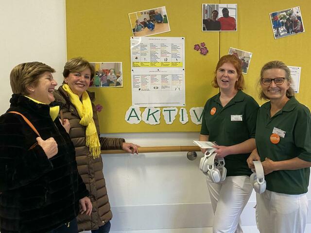 Präsidentin Lilli Frömmer-Scherabon und Projektleiterin Gaby Fink Hopf vom Soroptimist Club Mödling bewundern die Aktivitäten, die für die Bewohner*innen angeboten werden | Foto: Ulrike Strelec