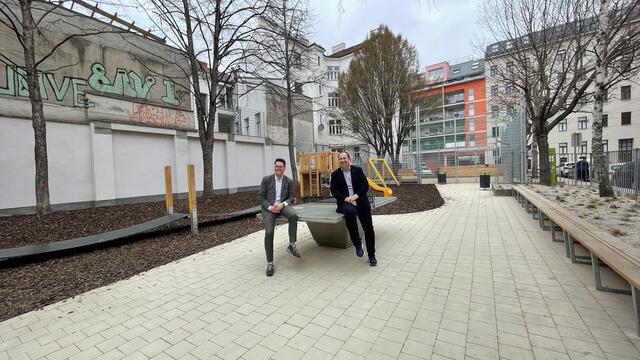 Eröffneten den neuen Vilma-Neuwirth-Park in der Rueppgasse (v.l.): Umwelt- und Klimastadtrat Jürgen Czernohorszky (SPÖ) und Bezirksvorsteher Alexander Nikolai (SPÖ). | Foto: Kathrin Klemm