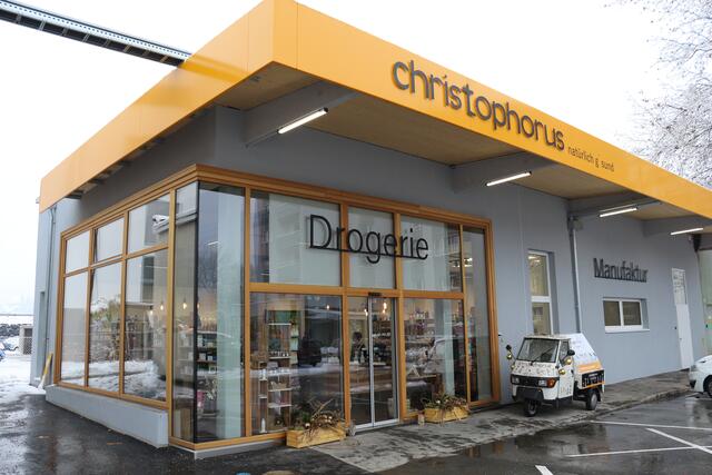 Die neue Christophorus Drogerie &amp; Manufaktur in Deutschlandsberg. Links am Foto ist der Durchgang zu sehen, der auf schnellem Wege zum Bahnhof führt. | Foto: Löschnig