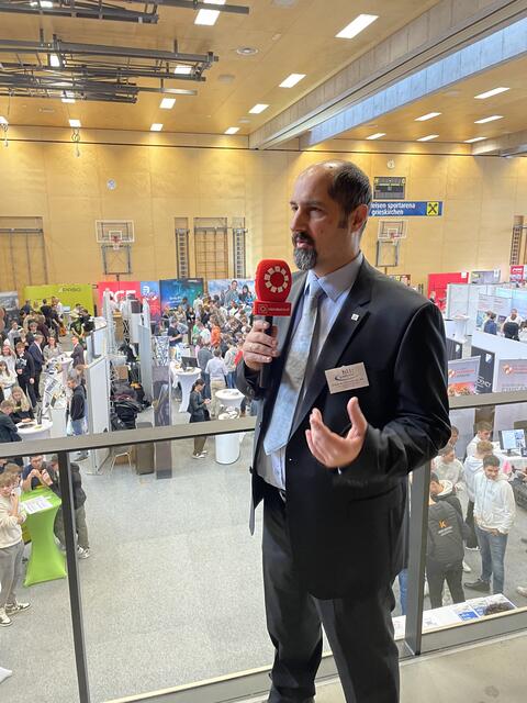 Organisator der Karrieremesse, Dieter W. Ehrenstorfer, im Gespräch mit der BezirksRundSchau. | Foto: BRS