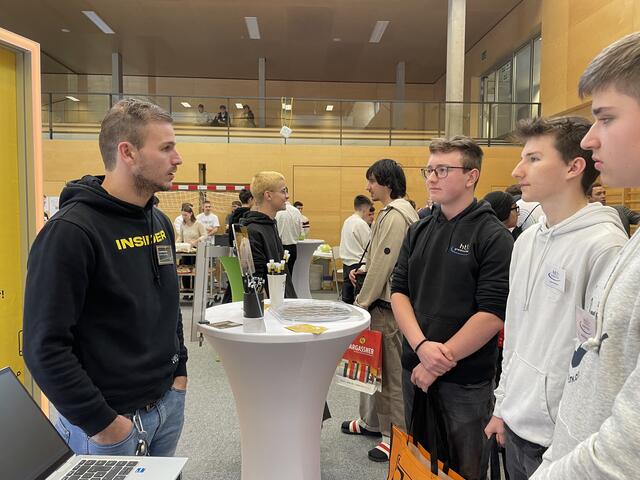 Kropfmüller René von der Firma EVG erklärt den Schülern Viktor Schneglberger, Lukas Grabner und Maringer Jakob, welche Karrierechancen das Unternehmen bietet.