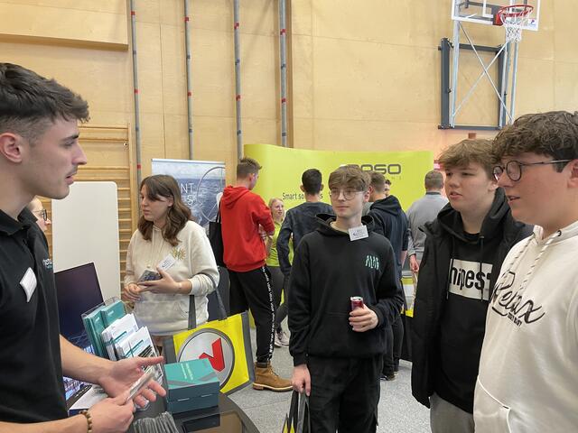 Die Schüler Schütz Gregor, Auinger Elias und Friedl Andreas im Gespräch mit Kopuz Marko von 
"X-tention".