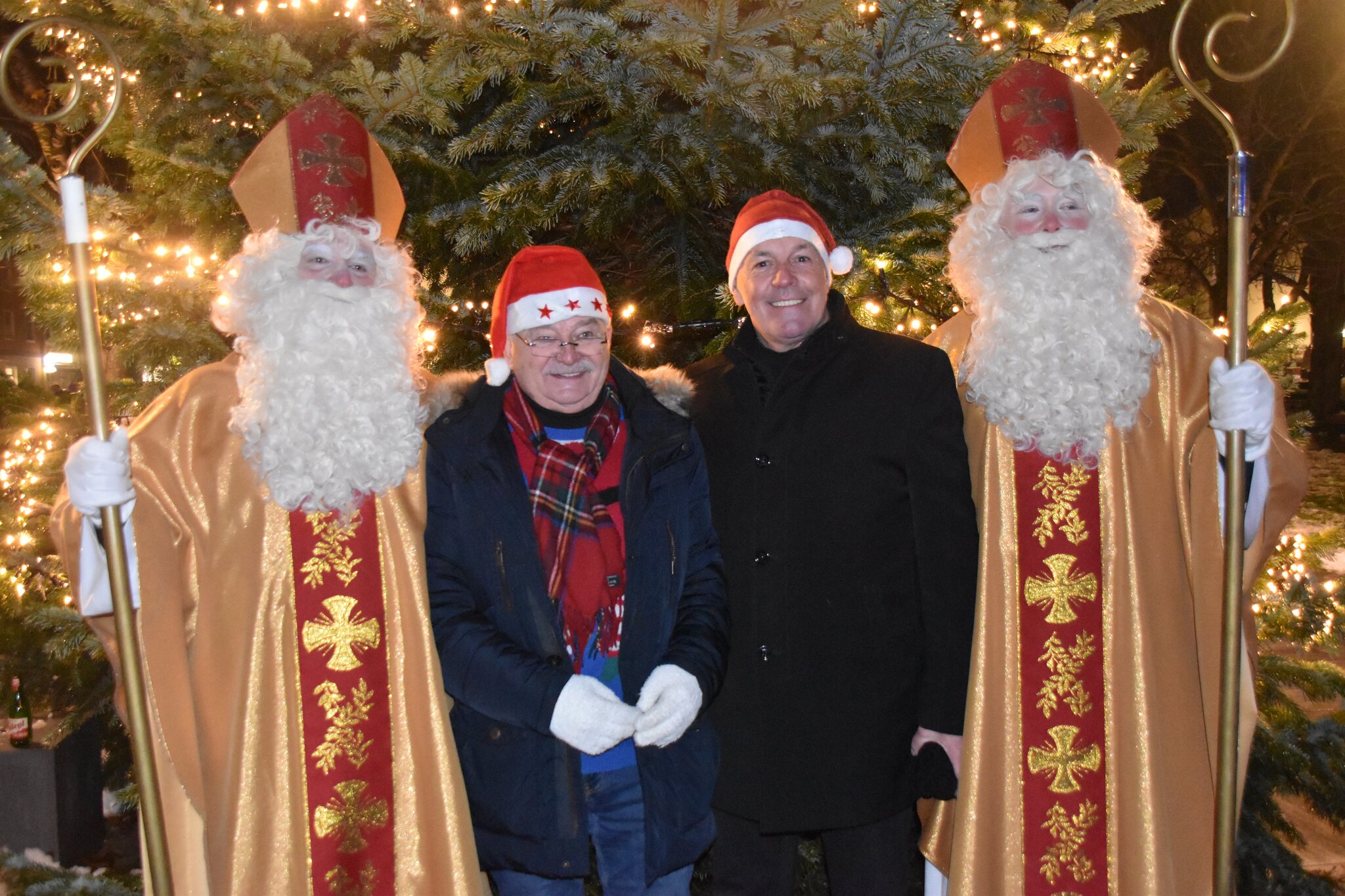 Oberwart: Zwei Nikoläuse besuchten die vielen Kinder im Stadtgarten ...