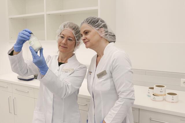 Luciana Cemin (l.) und Maria-Luise Wieser bei der Arbeit in der neuen Manufaktur. | Foto: Löschnig