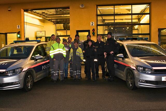 L. Huemer, J. Lukic, P. Deutenhauser, S. Petrovic, A. Pirkmayer, A. Schweighofer (Lehrling) mit Kollegen der Polizei M. Friedrich, J. Haydn, M. Bröthaler und C. Böhm (Polizei) | Foto: ÖAMTC