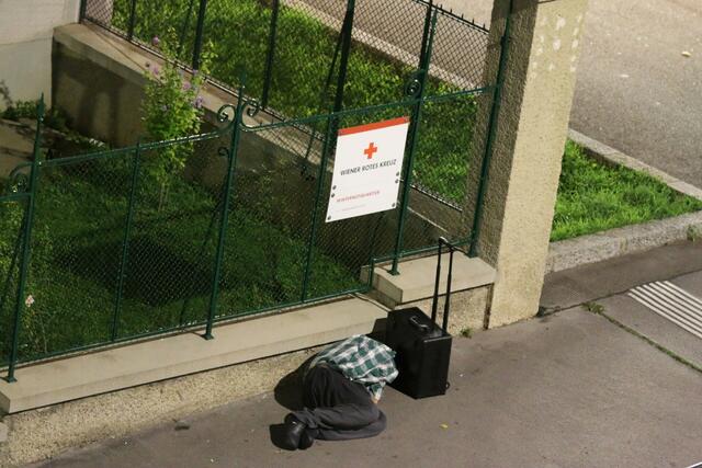 Die Obdachlosen übernachten teilweise vor der Unterkunft. | Foto: privat