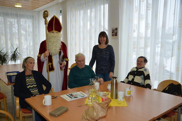 Immer ein gern gesehener Gast: hier im Tageszentrum am Donnerstag des Hilfswerks.