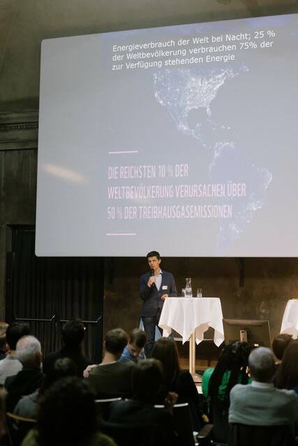 Thomas Zehetner beim KlimaDialog im Reaktor in Hernals. | Foto: Marcella Ruiz Cruz