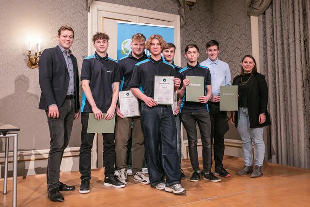 Umwelt- und Klima-Landesrat Stefan Kaineder (li.) und Beate Dunzinger (Klimabündnis OÖ) mit den Klimacheckern der Greiner AG | Foto: Land OÖ