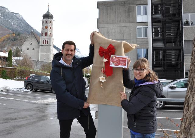 Bürgermeister Simon Tschann und Stadtmarketing-Leiterin Natascha Arzberger mit dem abgedeckten Parkautomat. | Foto:  Stadt Bludenz