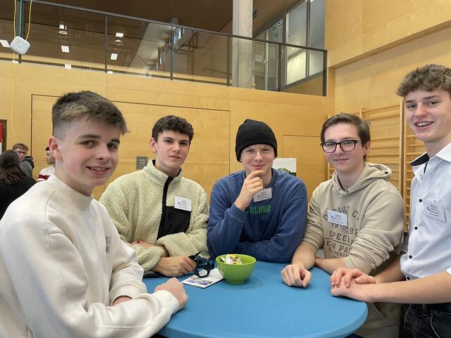 Die Schüler Michael Friedl, Fabian Spreitzer, Leonhard Perstling, Thorsten Knollberger und Niklas Luger bei der Karrieremesser der HTL. | Foto: BRS