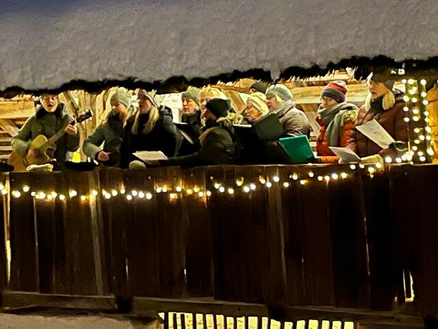  „A' bsinnliche Stund“ bescherten die 14 Sängerinnen des Kirchbacher Chores am vergangenen Sonntag den Besuchern am Unterkagererhof.  | Foto: Helmut Eder