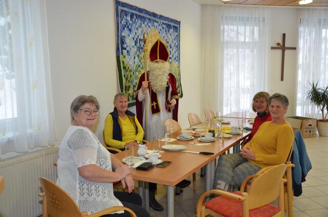 Auch zu den Damen des Frühstückplauschs schaute er am 7.12. auf einen Sprung vorbei.