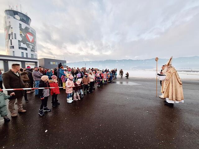 Zahlreiche Kinder kamen zum Nikolaus am Flugplatz.