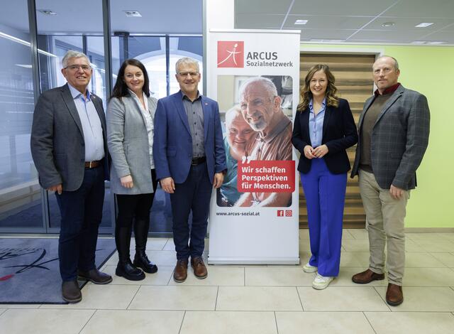 Die Staatssekretärin (2. v. r.) verschaffte sich einen Einblick in das Arcus Sozialnetzwerk in Sarleinsbach. | Foto: BKA/Andy Wenzel