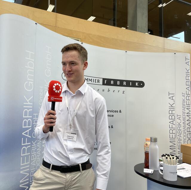 Jonathan Vormayr, ein Absolvent der HTL, vertritt die Programmierfabrik aus Hagenberg.