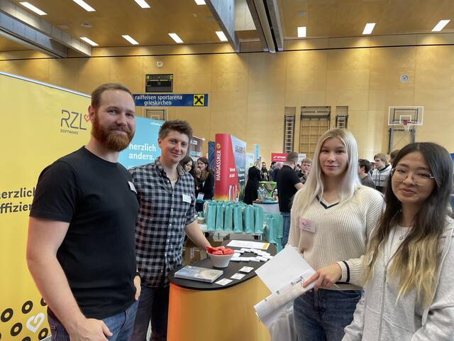 Roman Benetseder und Michael Hörandner von der RZL Software GmbH mit den Medizin-Informatik-Schülerinnen Karin Cupkova und Raihana Hassani.