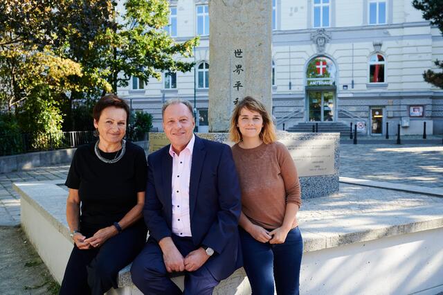 Eva Weißmann, Bezirksvorsteher Franz Prokop und Stefanie Lamp (v.l.) vor dem Amtshaus in Ottakring. | Foto: BV16/Kurt Prinz
