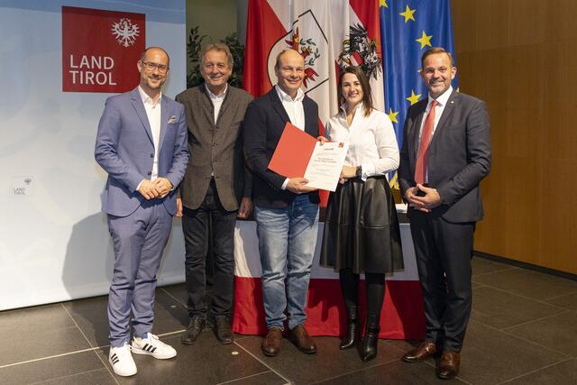 Geschäftsführer Lukas Frey (Mitte) nahm die Auszeichnungen für die Frey-Unternehmen entgegen. | Foto:  Land Tirol/Die Fotografen