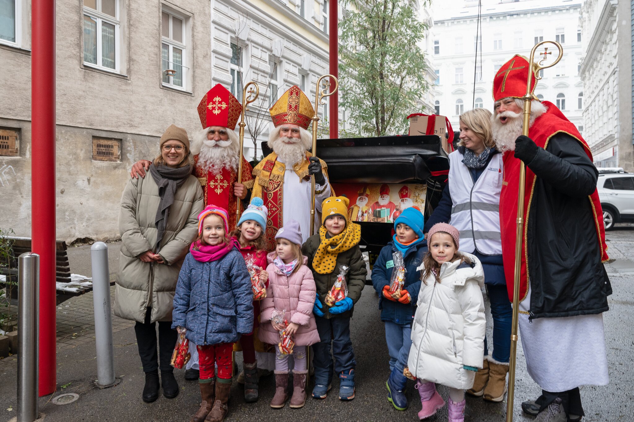 Müllnergasse: Prominente Nikoläuse begeisterten im Mutter-Kind-Haus ...