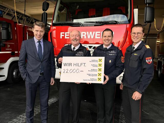 Raiffeisen-Vorstandsdirektor Georg Messner, Bezirkskommandant von Wolfsberg Wolfgang Weißhaupt, Bezirkskommandant von Völkermarkt Patrick Skubel und Landesfeuerwehrkommandant Rudolf Robin (von links) | Foto: KLFV