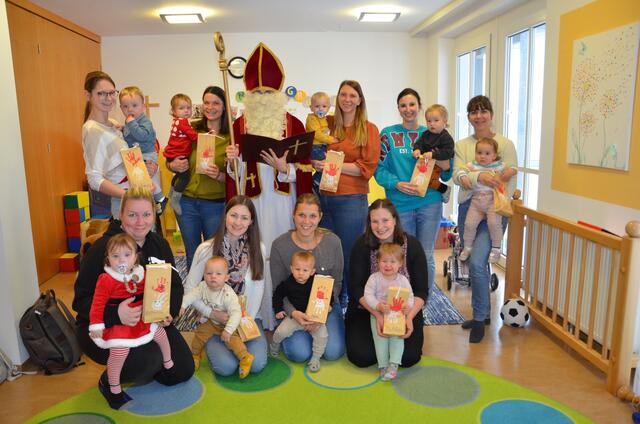 Große Freude herrschte in der Donnerstag Spielgruppe unter der Leitung von Theresa Keplinger als der Nikolaus seine Säckchen mit Süßem und Obst verteilte.