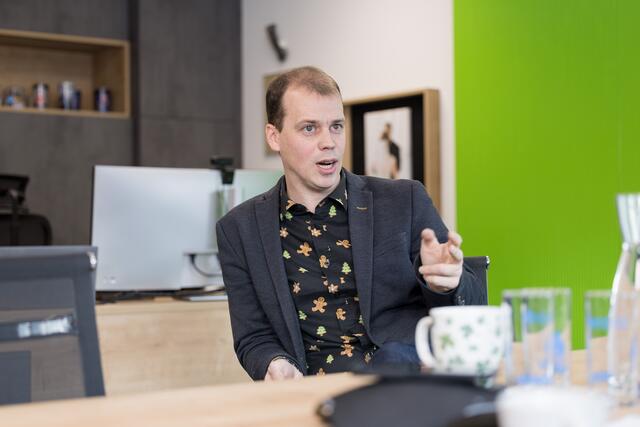 Daniel Grill im weihnachtlichen Outfit. Nach dem Interview gab es die Stadtwerke-Weihnachtsfeier – wie immer in der eigenen Werkstatt. | Foto: Martin Meieregger