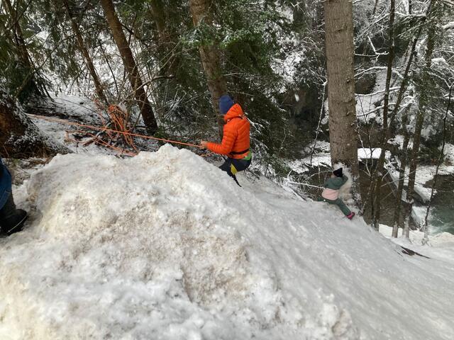 Einem Bergretter gelang es sich abzuseilen, das Kind zu sichern und unverletzt zu bergen. | Foto: ZOOM.Tirol