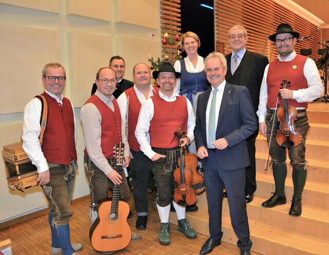 ie Stubenmusik Berger mit Harald Froschauer und Manuela Göll, Geschäftsführer der Volkskultur Niederösterreich, mit Ehrengast Landtagspräsident Karl Wilfing und Stargast Erwin Steinhauer. | Foto: Volkskultur NÖ