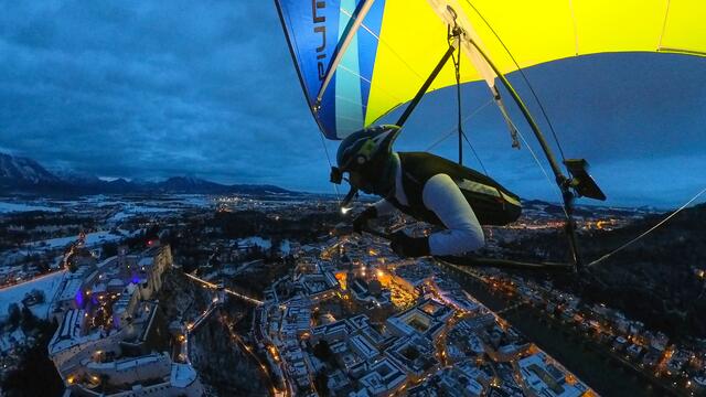 Drachenflieger über den Lichtern der Altstadt beim Salzburger Adventlichterflug 2023 | Foto: Marco Gröbner, EM Athlet