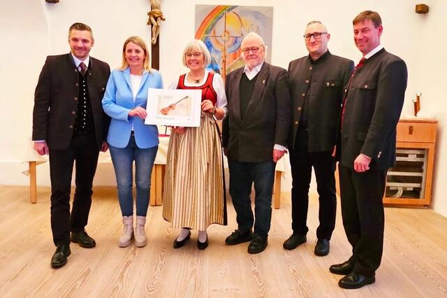  Im Bild v. l.: LAbg. Markus Schaflechner, Finanzreferentin Renate Schaffenberger, Präsidentin Christa Pritz, Vizepräsident Josef A. Standl, Pfarrer Pater Paul Filipović OFM und Bürgermeister DI Andreas Kaiser.
 | Foto: Stille Nacht Gesellschaft