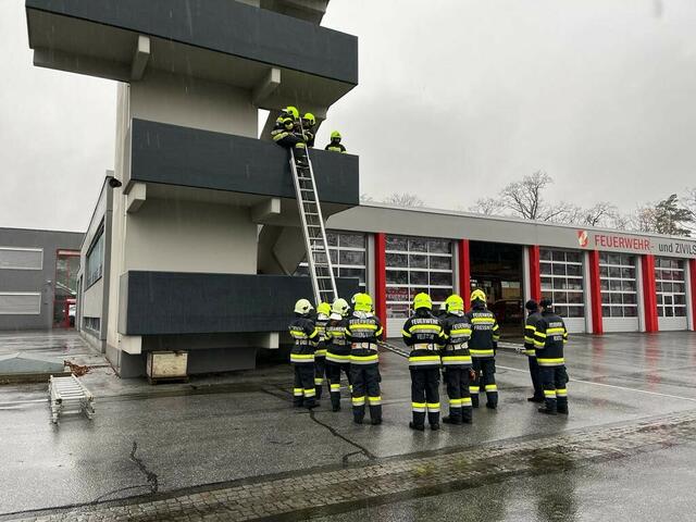Die Lehrgangsteilnehmer des BFV-Mürzzuschlag schlossen die Grundausbildung II samt Prüfungsmodul an der Feuerwehr- und Zivilschutzschule Steiermark ab.  | Foto: BFVMZ