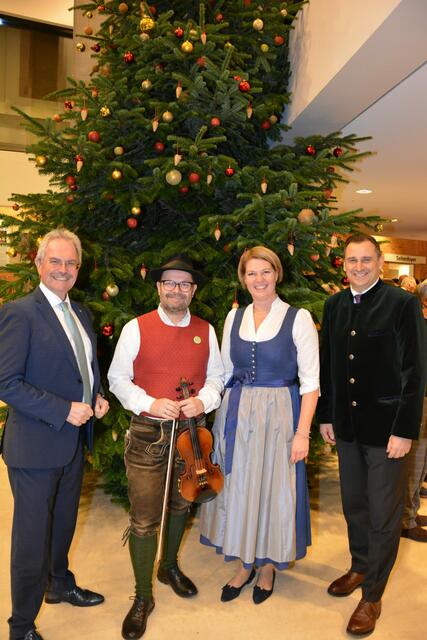 Landtagspräsident Karl Wilfing, Georg Berger von der Stubenmusik Berger, Manuela Göll und Harlad Froschauer, Geschäftsführer der Volkskultur Niederösterreich beim NÖ Adventsingen in Grafenegg. | Foto: Volkskultur NÖ