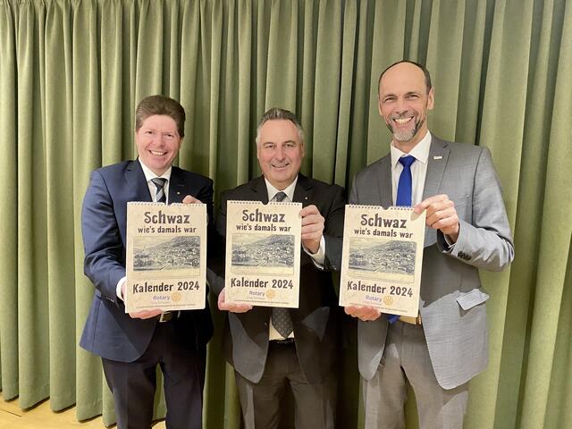 Die Schwazer Rotarier Ernst Moser, Präsident Martin Reiter und Franz Mair präsentieren ihren ersten historischen Kalender, dessen Erlös zu 100 % Sozialprojekten zugute kommt.