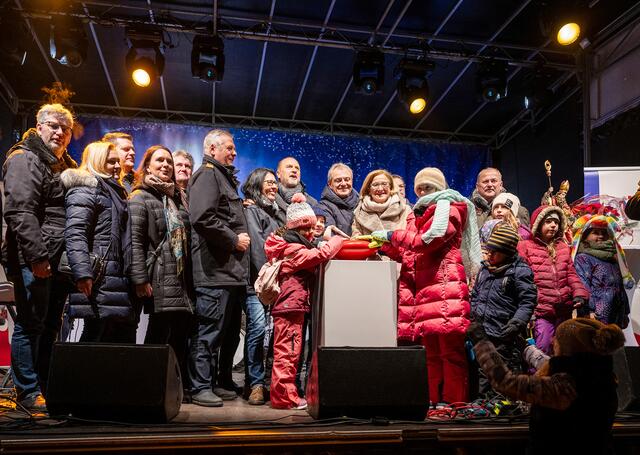 Landeshauptfrau Johanna Mikl-Leitner illuminiert mit dem traditionelle „Red Button“ – mit Unterstützung zahlreicher Kinder, Landesfeuerwehrkommandant Dietmar Fahrafellner, Sponsoren, Gästen aus Politik und Feuerwehrwesen – den Sparkassenpark und eröffnet damit offiziell „Weihnachten im Park“. | Foto: NLK Pfeffer