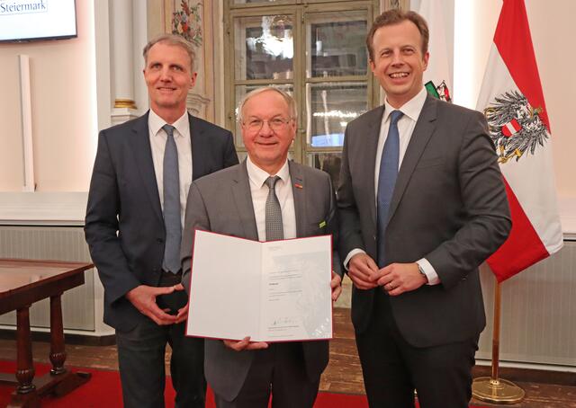 Professor Josef Ober mit Landesrat Karlheinz Kornhäusl und Landesamtsdirektor-Stellvertreter Wolfgang Wlattnig. | Foto: Woche