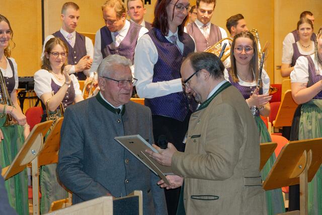 Reinhold Podlipnig (li) erhielt vom Landesobmann Stellvertreter Richard Schmid die Verdienstmedaille in Gold vom Österreichischen Blasmusikverband.  | Foto: Lisa Feuchter