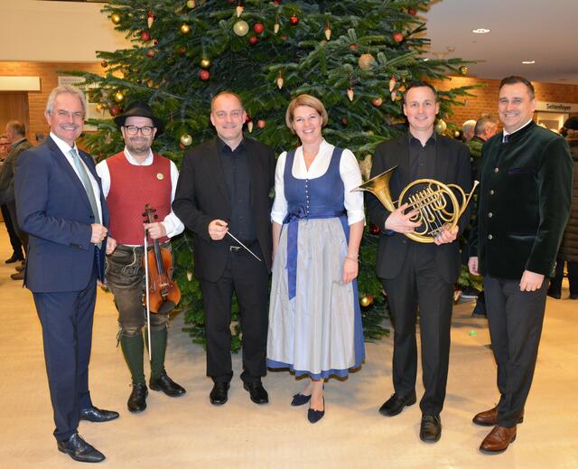 Landtagspräsident Karl Wilfing, Georg Berger von der Stubenmusik Berger, Thomas Maderthaner, Leiter der HornWYbbs, Manuela Göll, Geschäftsführerin der Volkskultur Niederösterreich, Sebastian Heigl, HornWYbbs, und Harald Froschauer, Geschäftsführer der Volkskultur Niederösterreich. | Foto: Volkskultur NÖ