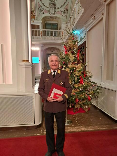 Helmut Kotscher von der Freiwilligen Feuerwehr Freßnitz wurde mit dem Goldenen Verdienstzeichen der Republik Österreich ausgezeichnet. | Foto: BFVMZ