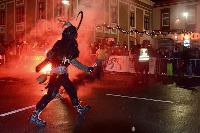 Spektakuläre Szenen beim Krampus- und Perchtenlauf am Aspanger Hauptplatz | Foto: Elisabeth Peinsipp
