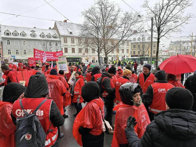 Rund 70 Personen waren der Einladung der Gewerkschaft GPA Steiermark in die Grazer Innenstadt gefolgt und nahmen am Protestmarsch teil. | Foto: GPA Steiermark