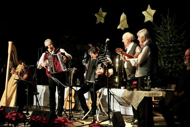 Gemeinsamer Gesang: Zillertaler Wirtshaussänger, die Herzensbrecher und Theresa Mayr.