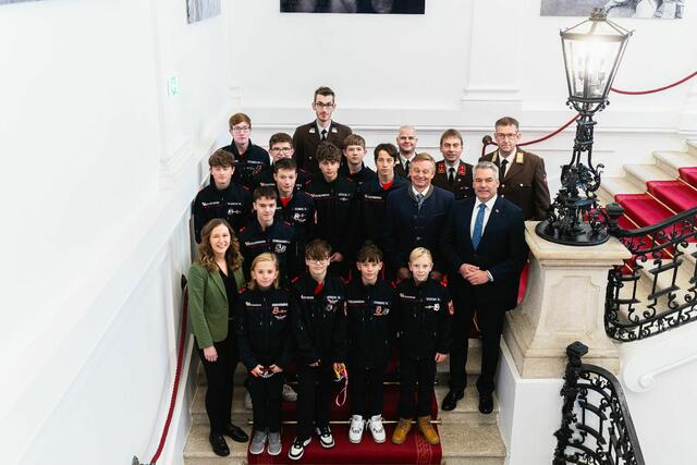 Die Jung Florianis aus Waldneukirchen mit Bundeskanzler Karl Nehammer und Jugendstaatssekretärin Claudia Plakolm, Bundesfeuerwehr-Präsident Robert Mayer  und Bürgermeister Karl Schneckenleitner. | Foto: BKA/Schrötter