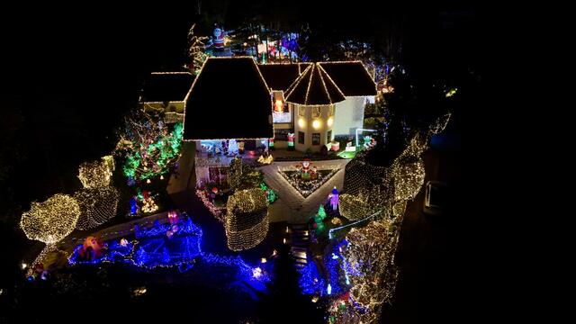 Hell erleuchtet: 800.000 Lichter und mehr als 200 aufblasbare Weihnachtsfiguren schmücken das Haus und den Garten der Familie Gollnhuber in Bad Tatzmannsdorf.  | Foto: Florian Schauer